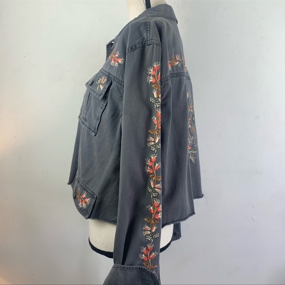 Cinq á Sept Folk Cropped Canyon Jean Jacket Grey Floral Embroidery Size L NWT - Picture 2 of 12